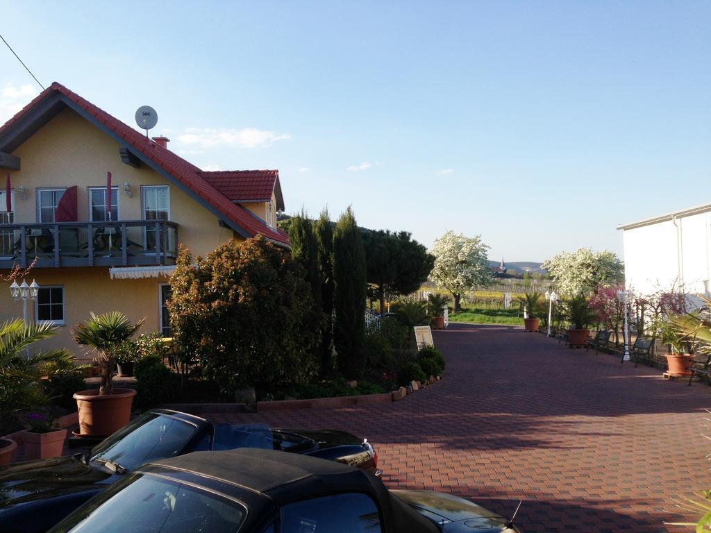 Gaestehaus Helbighof นอยชตัดท์ อัน แดร์ ไวน์ชตราเซอ ภายนอก รูปภาพ
