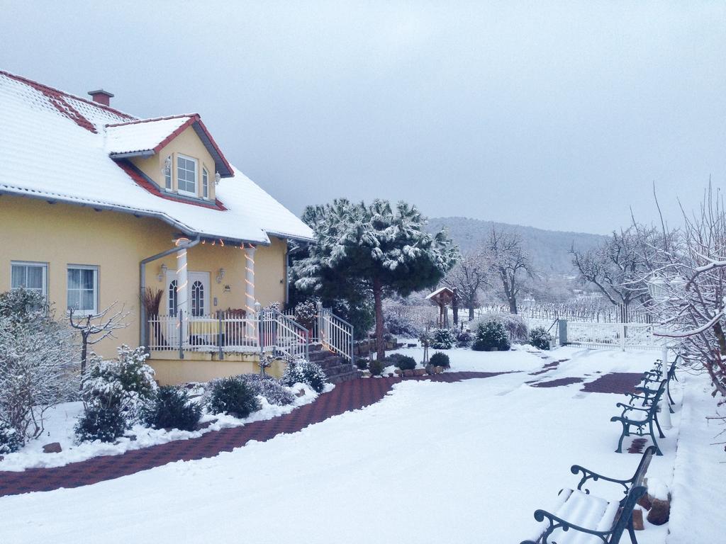 Gaestehaus Helbighof นอยชตัดท์ อัน แดร์ ไวน์ชตราเซอ ภายนอก รูปภาพ
